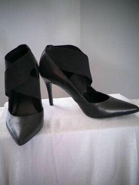 LEVITY Celeste Black Leather Upper 3 1/2" Heel Shoes w/ 1 3/4" Elastic Bands 7